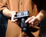 Dłonie trzymają aparat Sony FX3 z obiektywem FE 4/24-70.