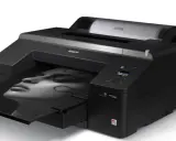 Czarna drukarka Epson tworzy wydruk wysokiej jakości fotograficznej z wizerunkiem twarzy.