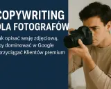 Młody mężczyzna, fotograf, trzyma aparat. Tekst informuje o copywritingu dla fotografów, jak opisać sesję zdjęciową.