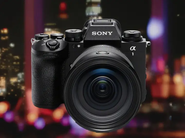 Profesjonalny aparat Sony A1 II z obiektywem na tle rozmazanych świateł miasta.